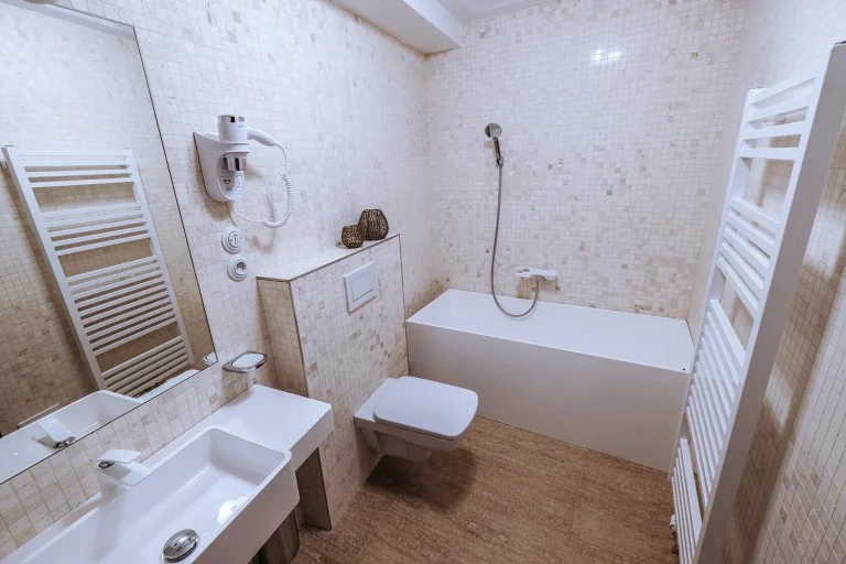 Room 105 - 4